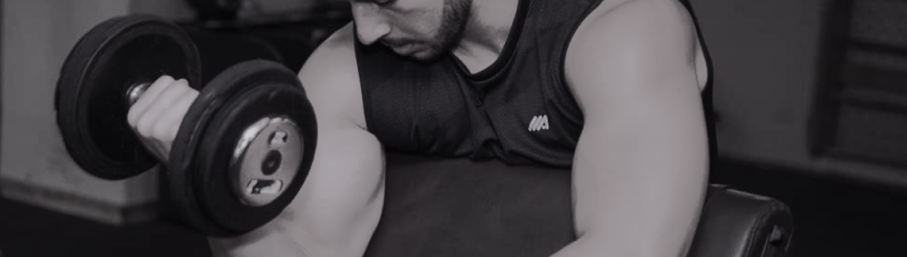 Foto de treino com pesos em site profissional para personal trainer criado pelo Estúdio WOW Signal